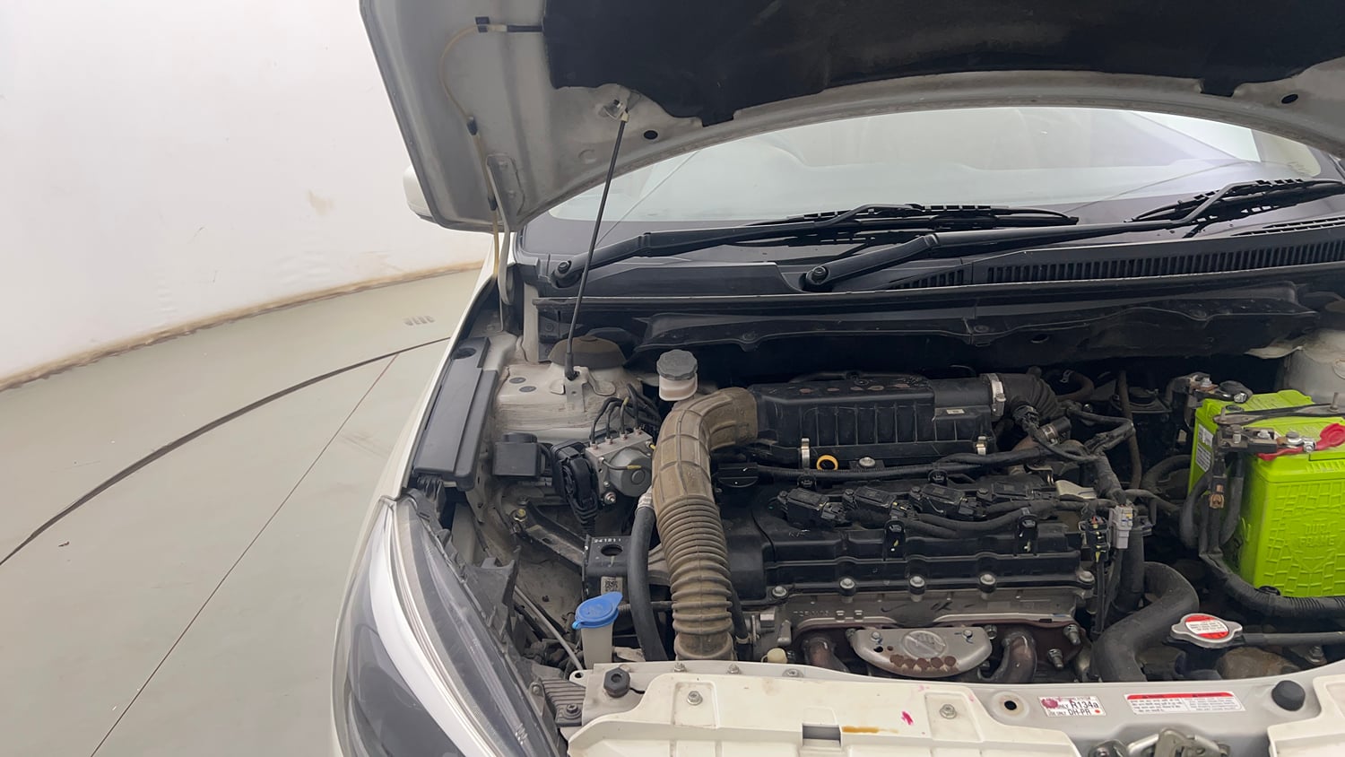Used 2022 Maruti Suzuki Ciaz Alpha 1.5 Petrol Manual engine ENGINE RIGHT SIDE HINGE & APRON VIEW