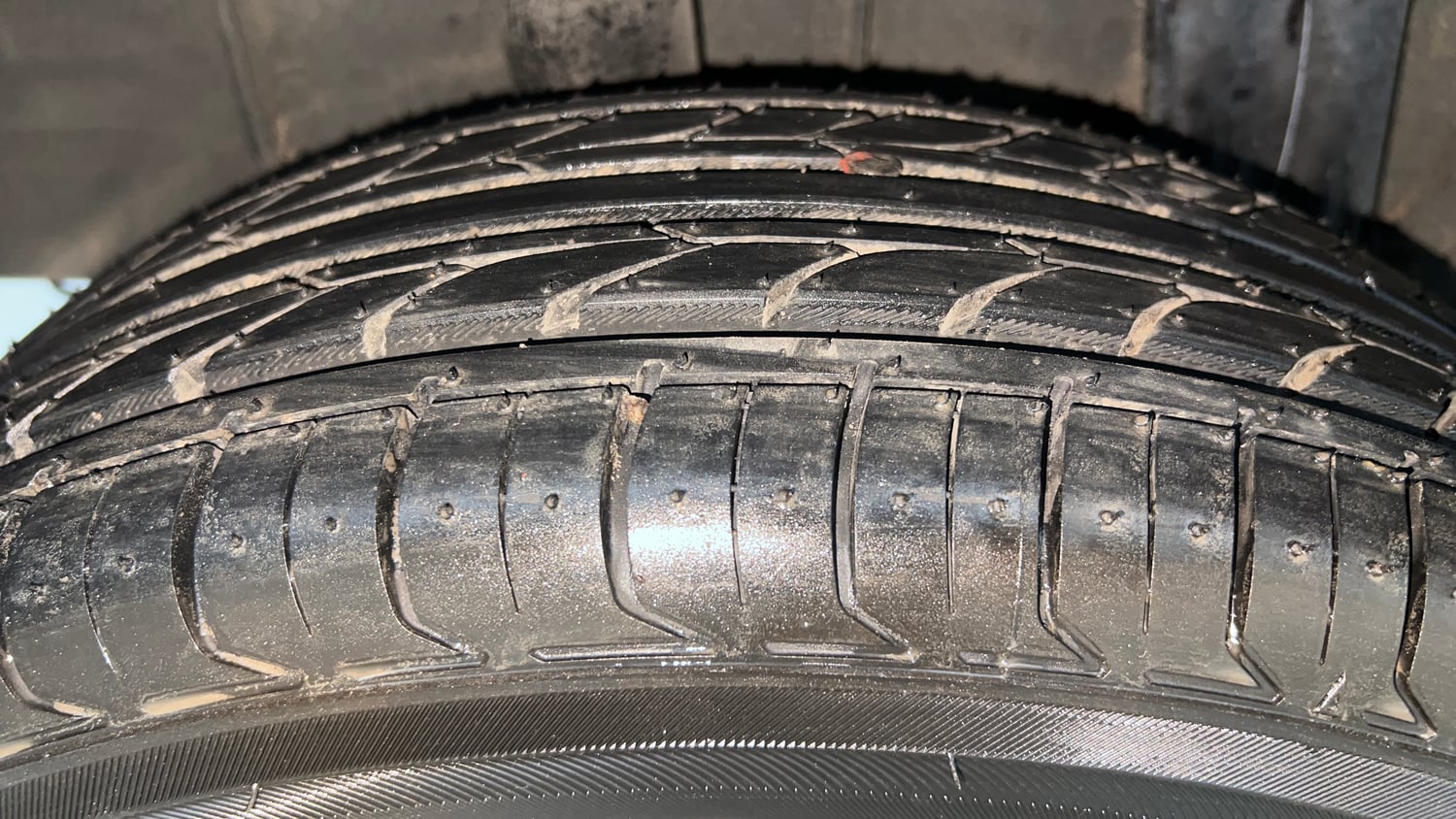 Used 2024 Renault Triber RXZ EASY-R AMT Petrol Automatic tyres RIGHT REAR TYRE TREAD VIEW