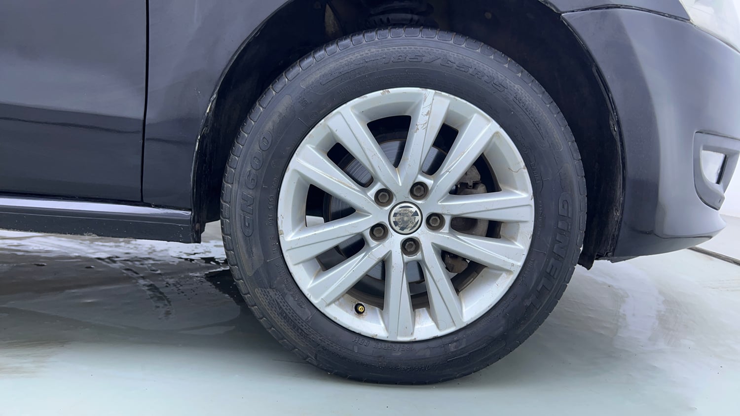 Used 2013 Volkswagen Polo Highline1.2L (P) Petrol Manual tyres RIGHT FRONT TYRE RIM VIEW