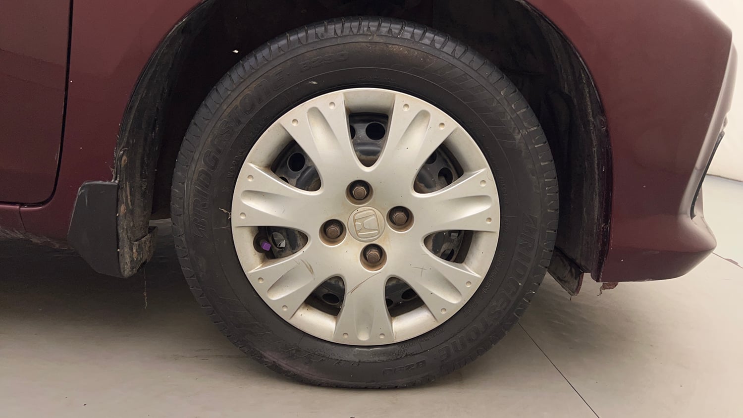 Used 2016 Honda Amaze 1.2 S i-VTEC Petrol Manual tyres RIGHT FRONT TYRE RIM VIEW