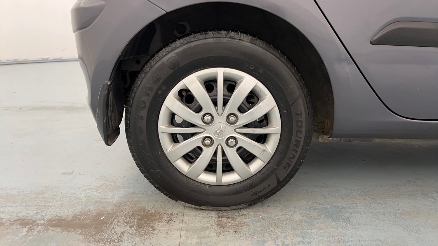 Used 2014 Hyundai i10 Sportz 1.1 iRDE2 Petrol Manual tyres RIGHT REAR TYRE RIM VIEW