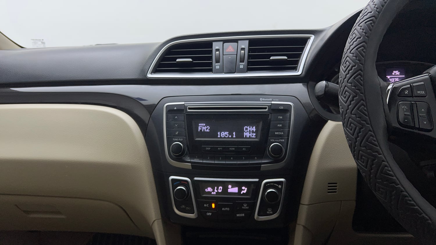 Used 2017 Maruti Suzuki Ciaz Zeta 1.4 MT Petrol Manual top_features Integrated (in-dash) music system