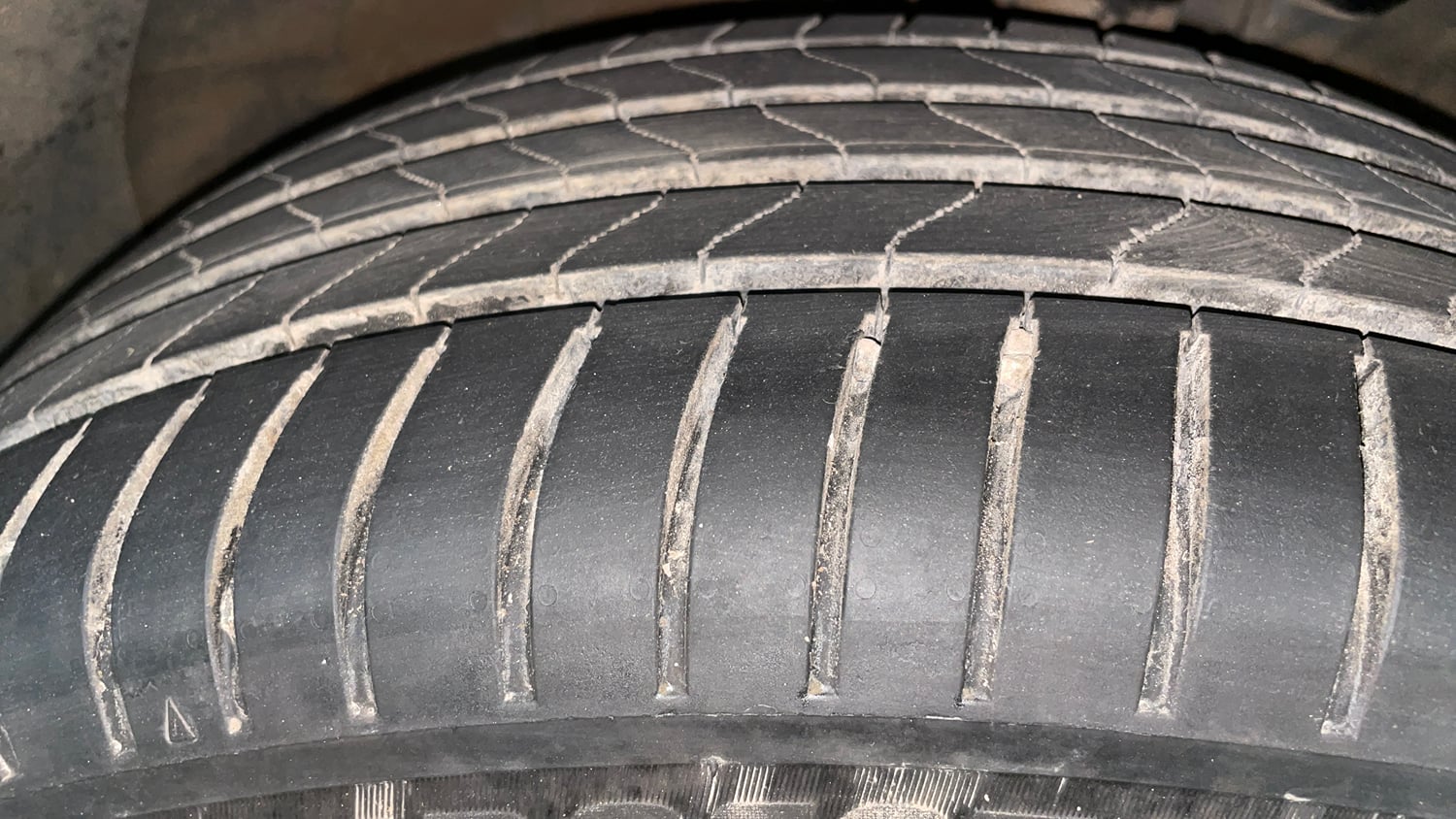 Used 2023 Hyundai Alcazar Signature (O) 6 STR 1.5 Petrol DCT Petrol Automatic tyres RIGHT FRONT TYRE TREAD VIEW