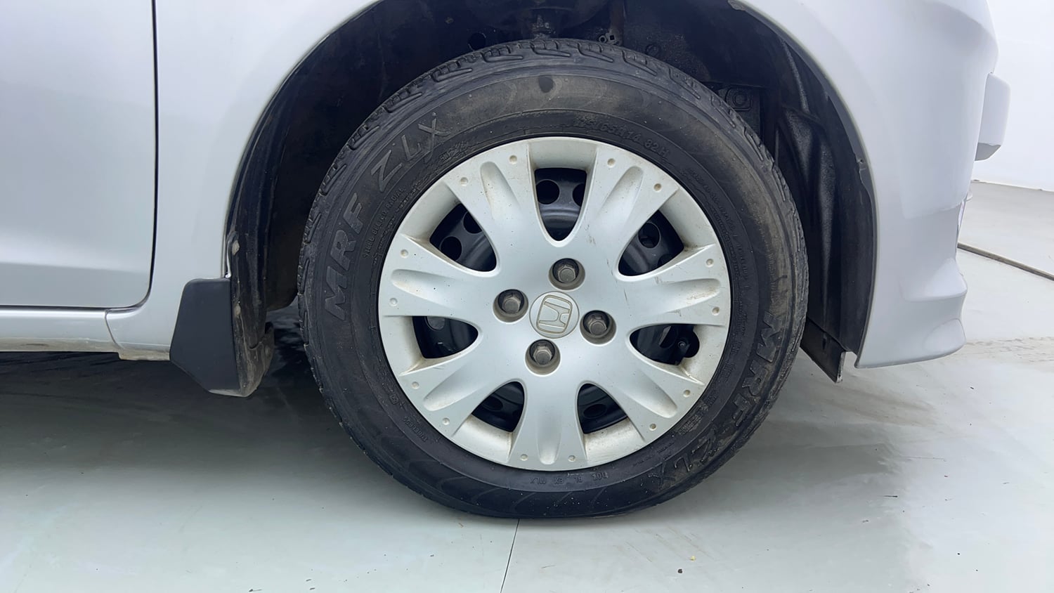 Used 2014 Honda Amaze 1.2 S i-VTEC CNG (Outside Fitted) Cng Manual tyres RIGHT FRONT TYRE RIM VIEW