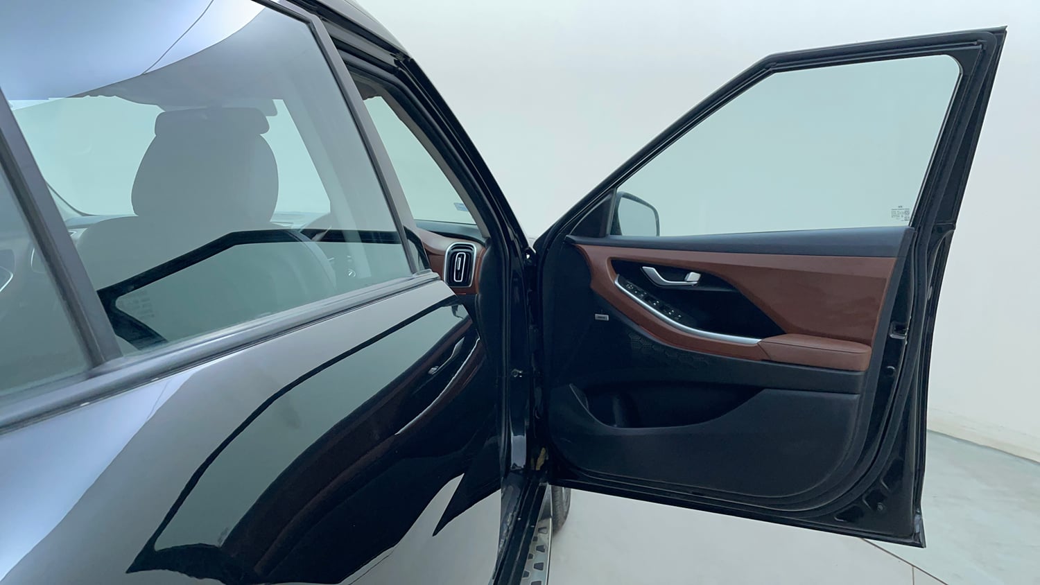 Used 2023 Hyundai Alcazar Signature (O) 6 STR 1.5 Petrol DCT Petrol Automatic interior RIGHT FRONT DOOR OPEN VIEW