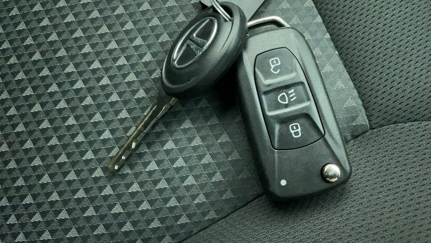 Used 2018 Tata Tiago Revotron XZ Petrol Manual extra CAR KEY VIEW