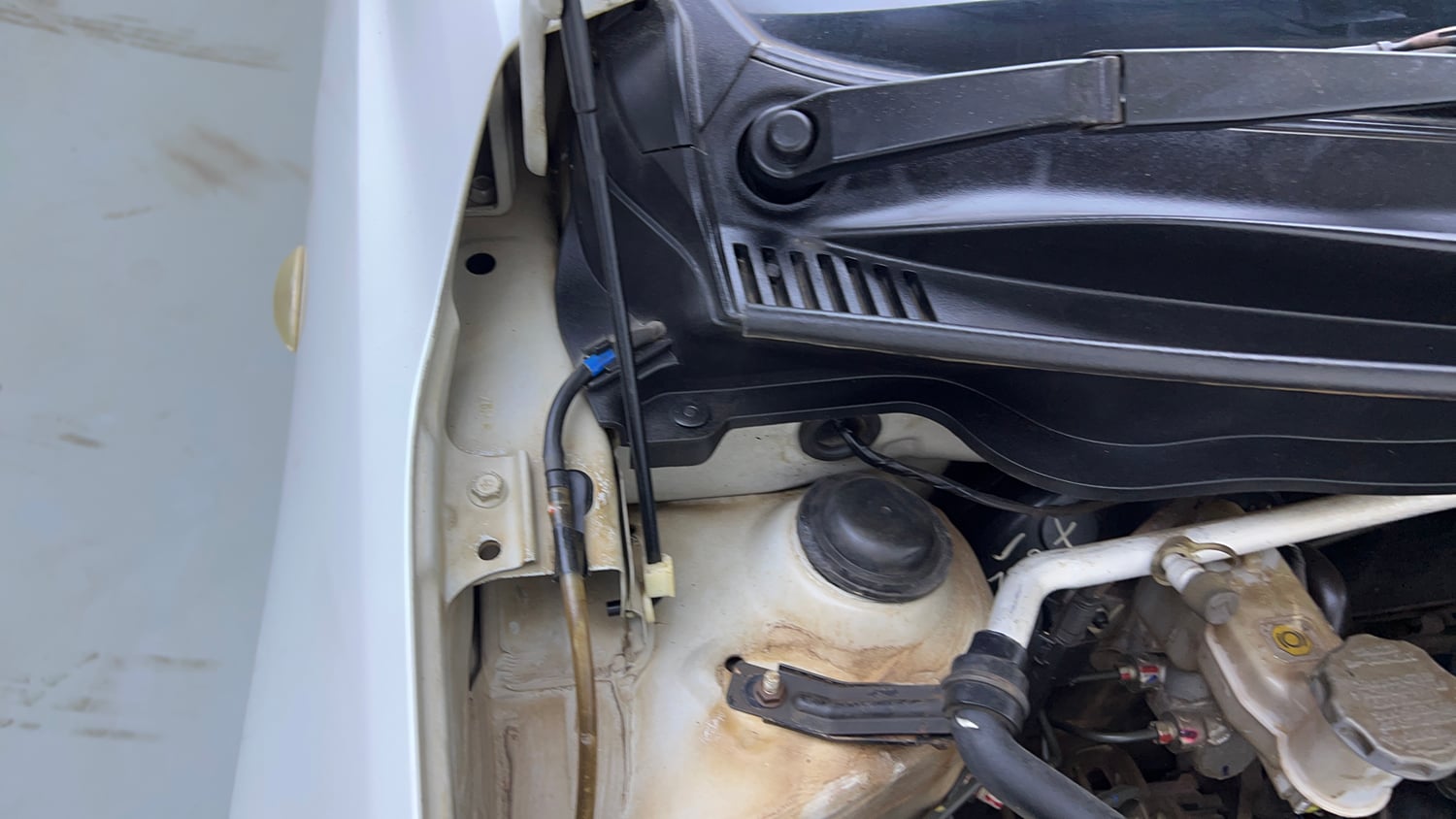 Used 2014 Maruti Suzuki Celerio VXi Petrol Manual engine ENGINE RIGHT SIDE HINGE & APRON VIEW