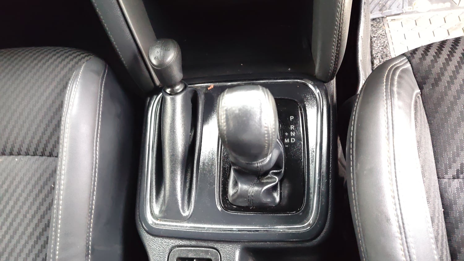 Used 2020 mahindra Thar LX Hard Top Petrol AT 4WD Petrol Automatic interior GEAR  KNOB VIEW