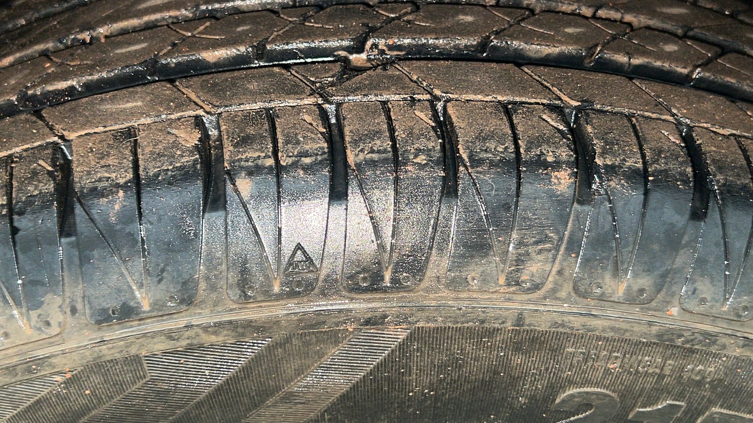 Used 2023 Kia Sonet HTX 1.0 DCT Petrol Automatic tyres RIGHT FRONT TYRE TREAD VIEW