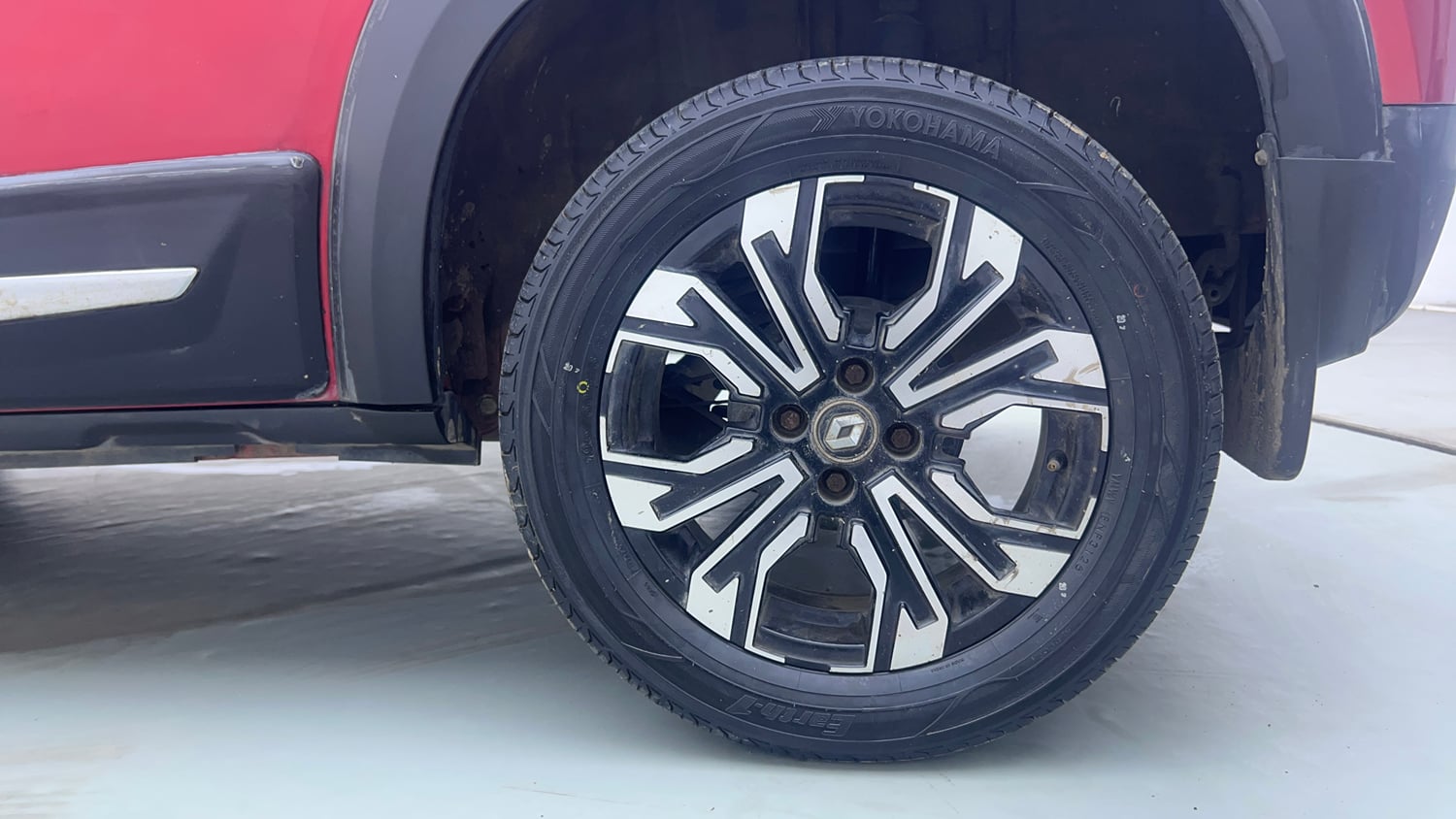 Used 2021 Renault Kiger RXT (O) MT Dual Tone Petrol Manual tyres LEFT REAR TYRE RIM VIEW