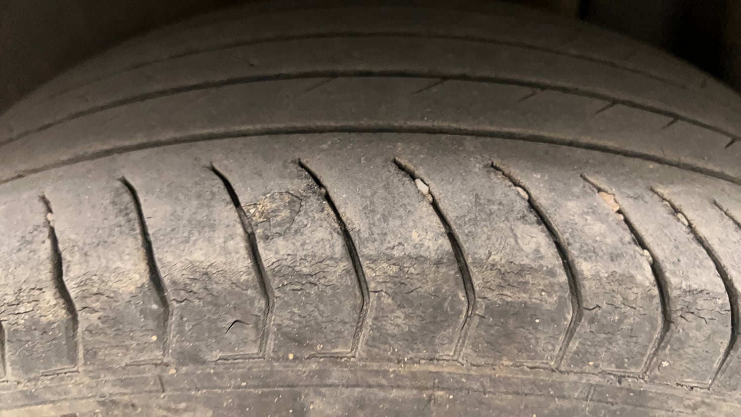 Used 2024 Volkswagen Taigun Topline 1.0 TSI AT Petrol Automatic tyres LEFT REAR TYRE TREAD VIEW