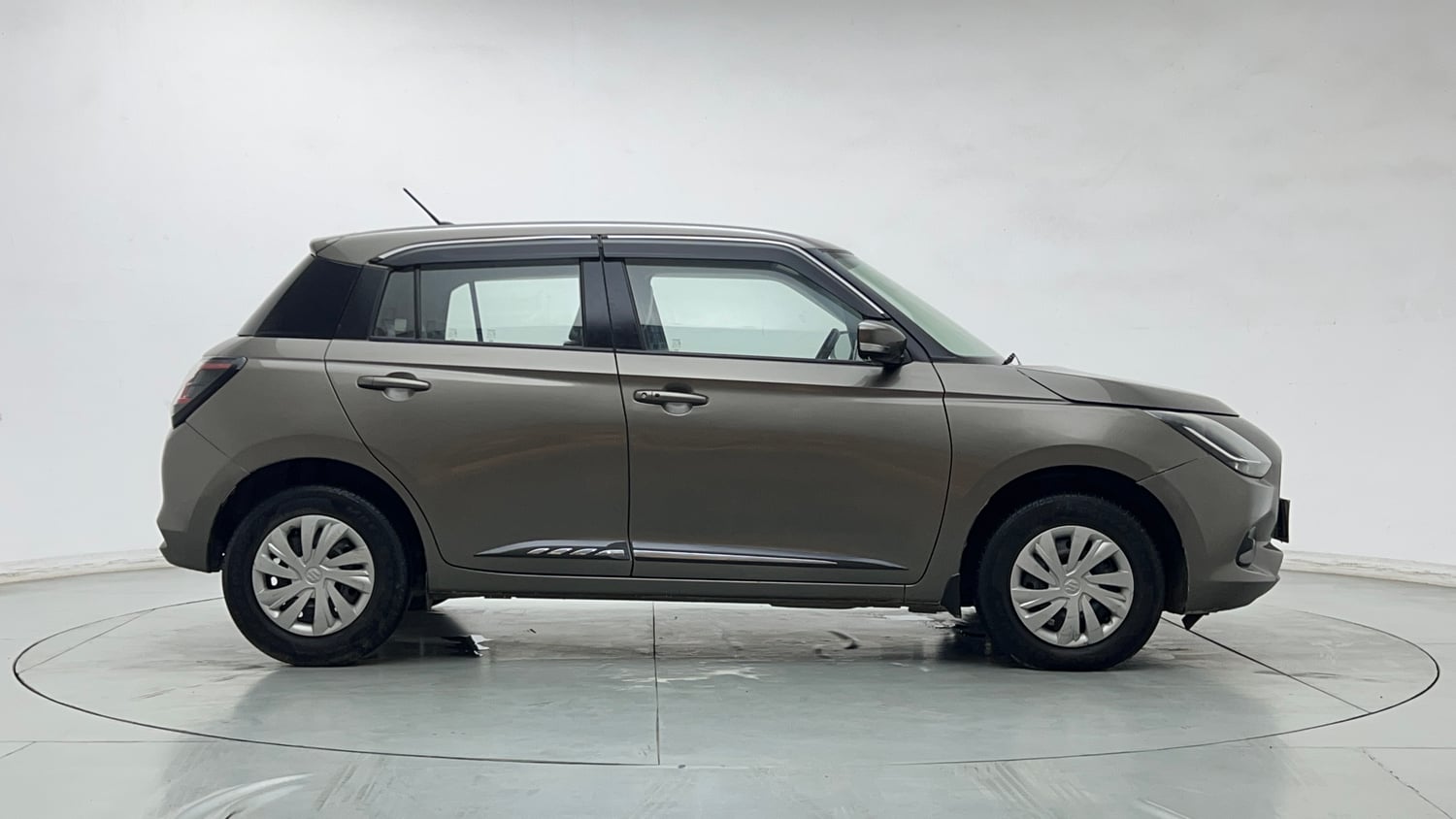 Used 2024 Maruti Suzuki Swift VXi (O) AMT Petrol Automatic exterior RIGHT SIDE VIEW