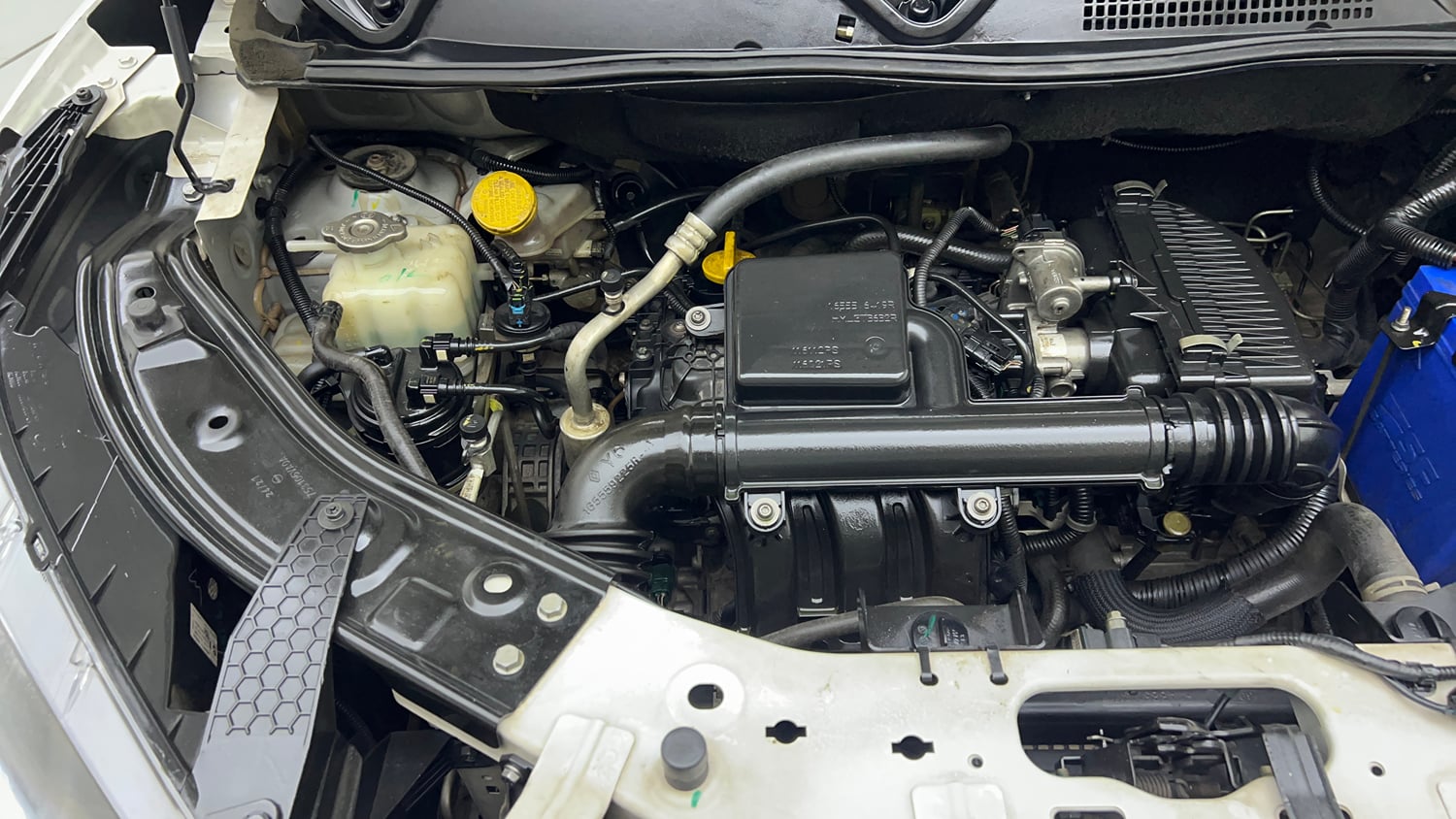 Used 2021 Nissan Magnite XL Petrol Manual engine ENGINE RIGHT SIDE VIEW