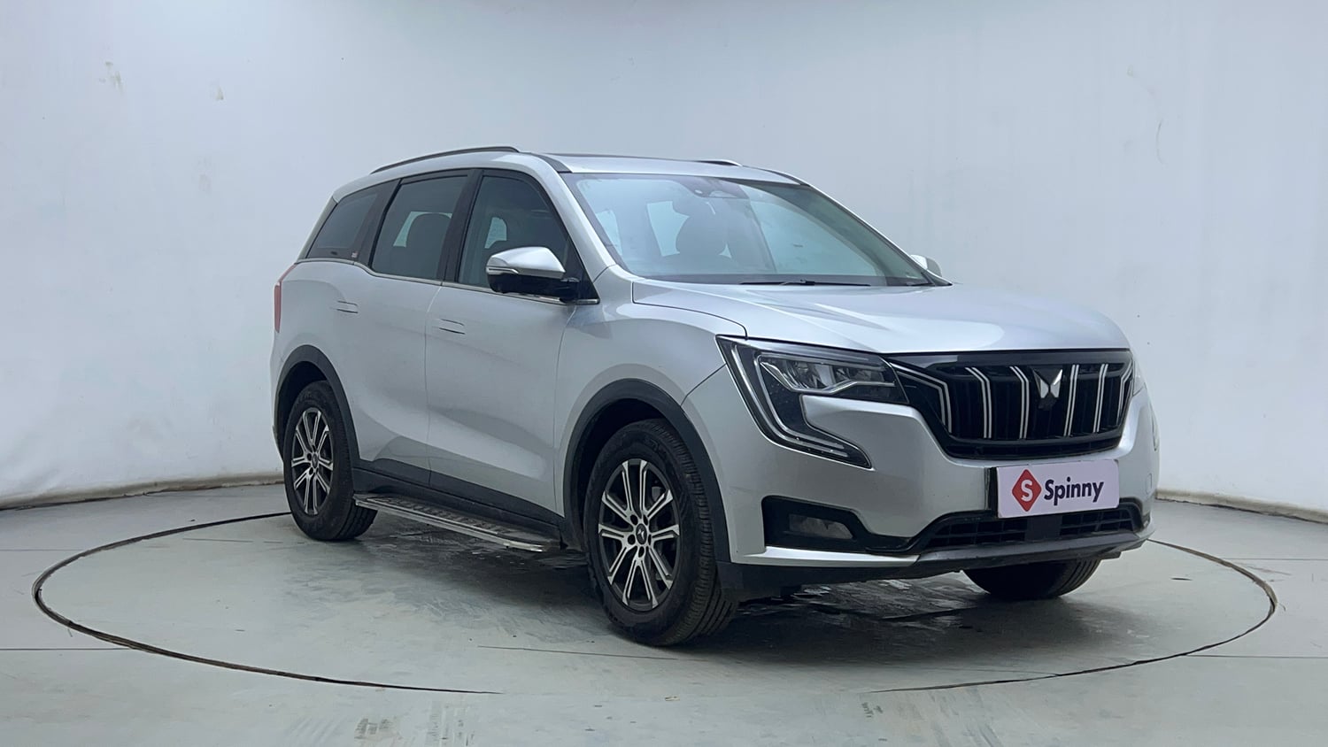 Used 2024 Mahindra XUV700 AX 7 Petrol AT Luxury Pack 7 STR Petrol Automatic exterior RIGHT FRONT CORNER VIEW