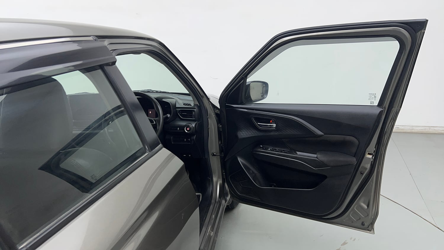Used 2024 Maruti Suzuki Swift VXi (O) AMT Petrol Automatic interior RIGHT FRONT DOOR OPEN VIEW