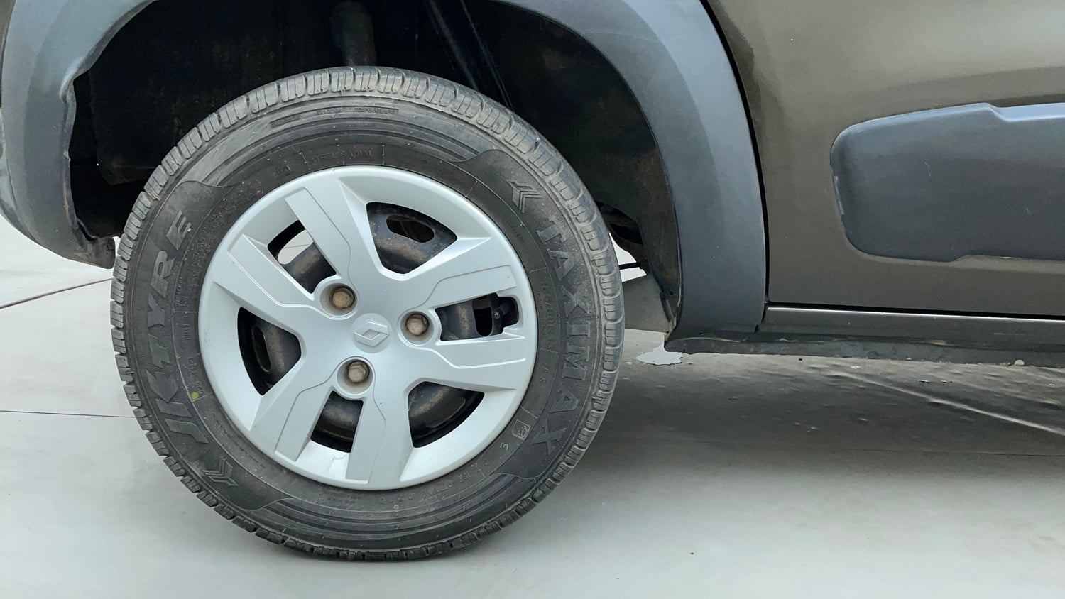 Used 2016 Renault Kwid 1.0 RXT Petrol Manual tyres RIGHT REAR TYRE RIM VIEW