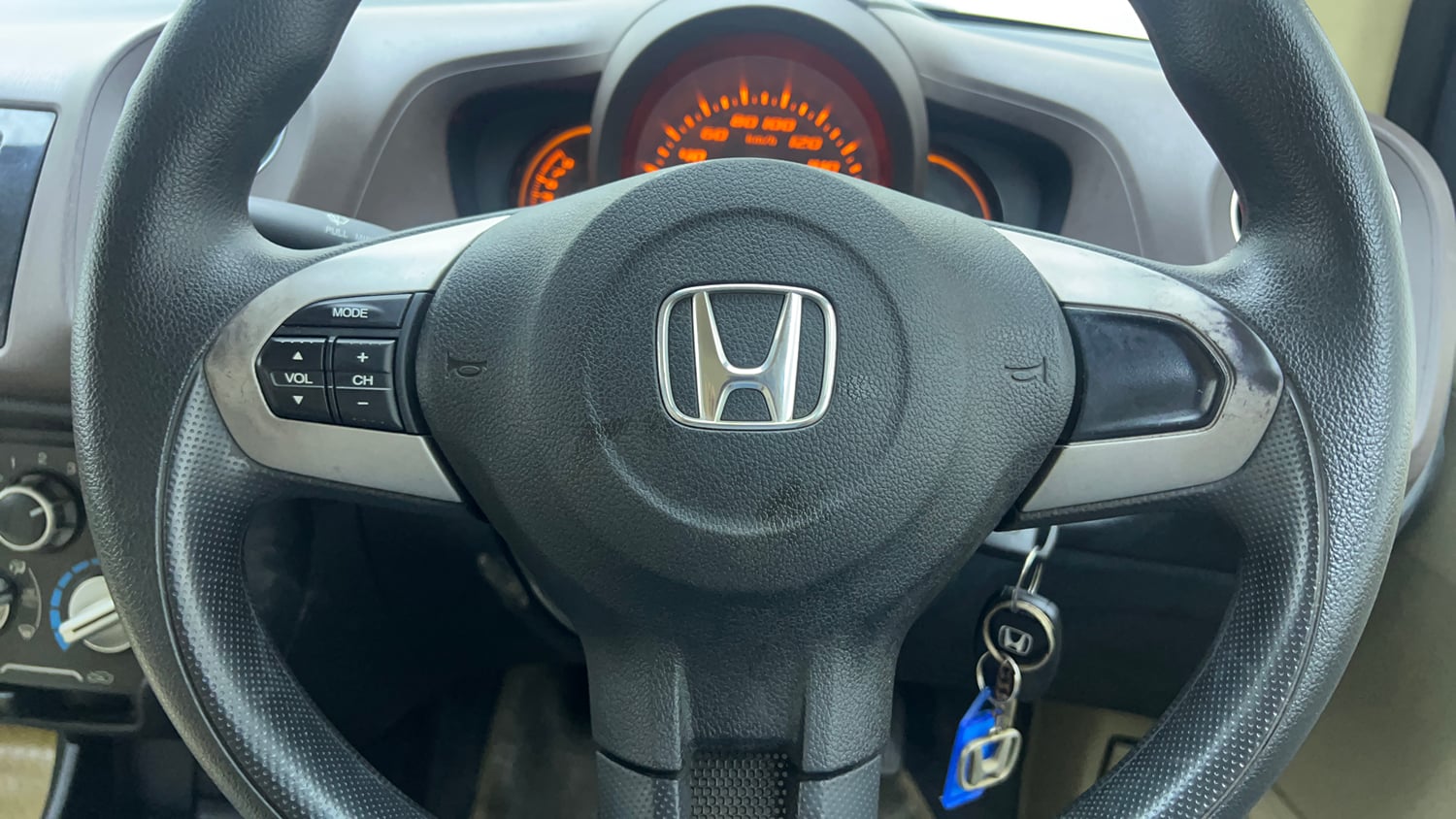 Used 2014 Honda Amaze 1.2 S i-VTEC CNG (Outside Fitted) Cng Manual top_features Steering mounted controls