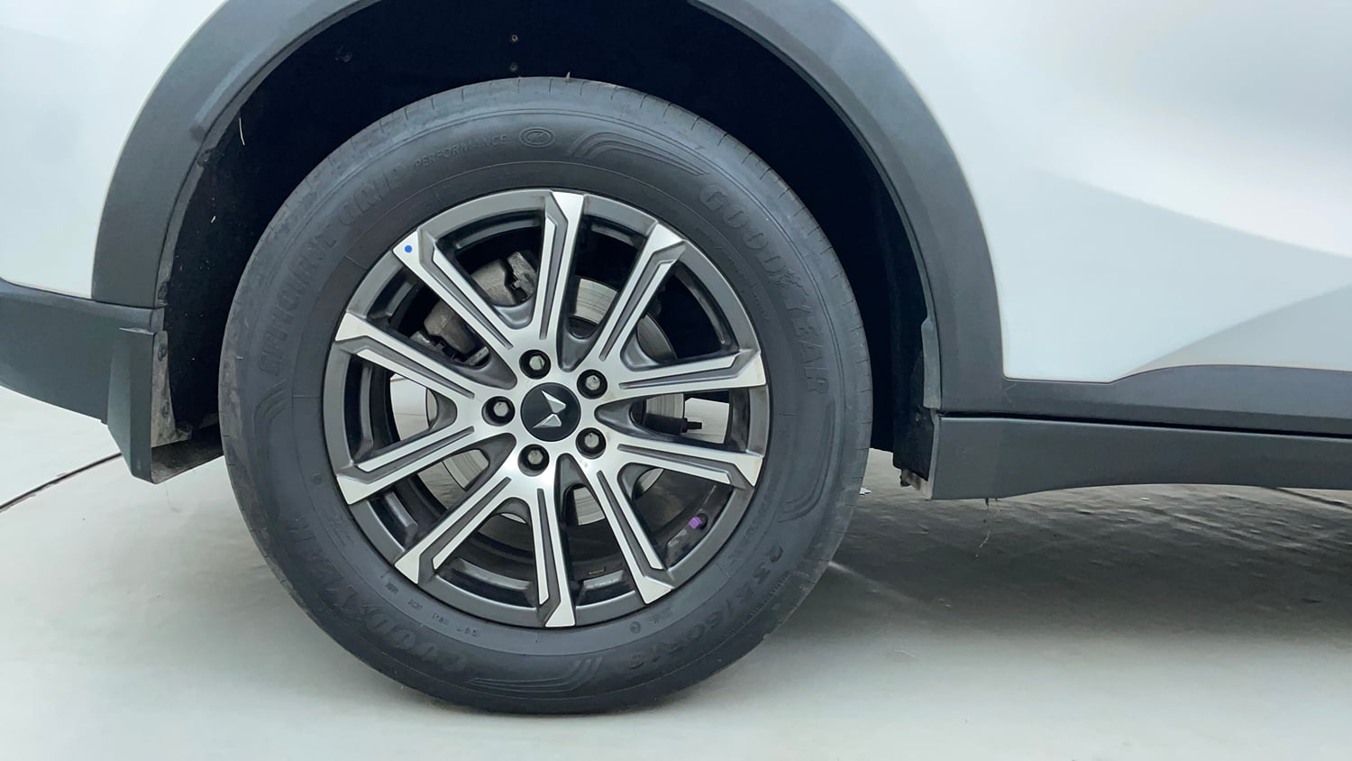 Used 2025 Mahindra XUV700 AX7 Petrol MT 7 STR Petrol Manual tyres RIGHT REAR TYRE RIM VIEW