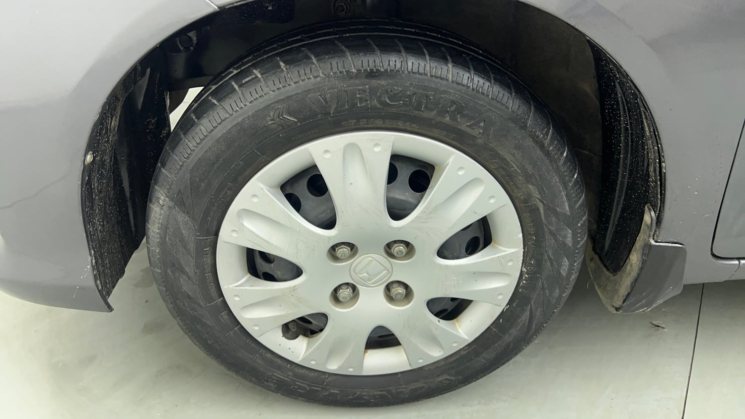 Used 2017 Honda Amaze 1.2 S i-VTEC Petrol Manual tyres LEFT FRONT TYRE RIM VIEW