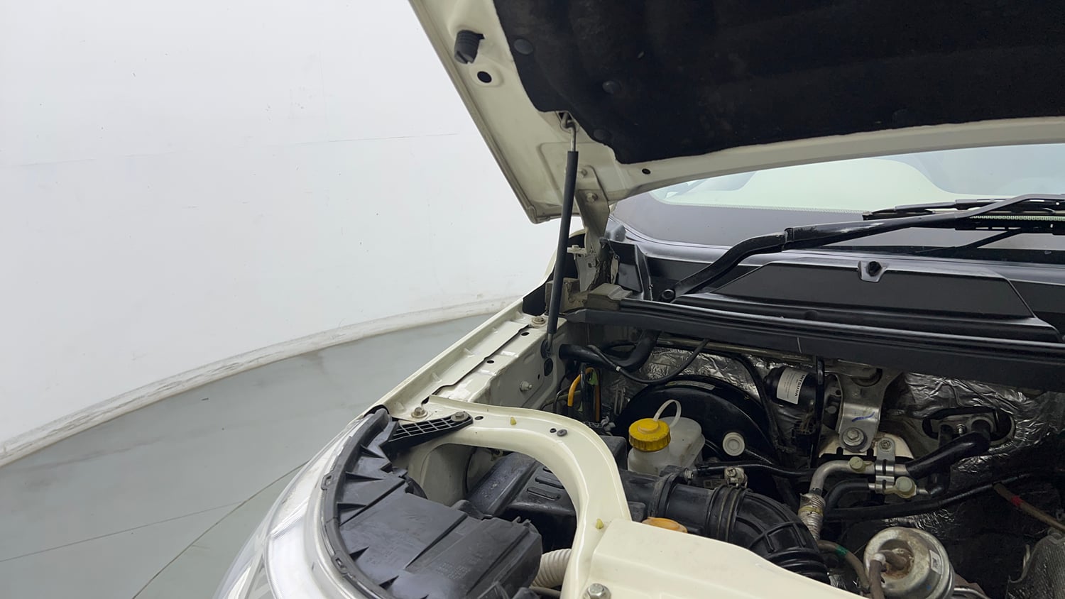 Used 2019 Mahindra TUV300 T4 Plus Diesel Manual engine ENGINE RIGHT SIDE HINGE & APRON VIEW