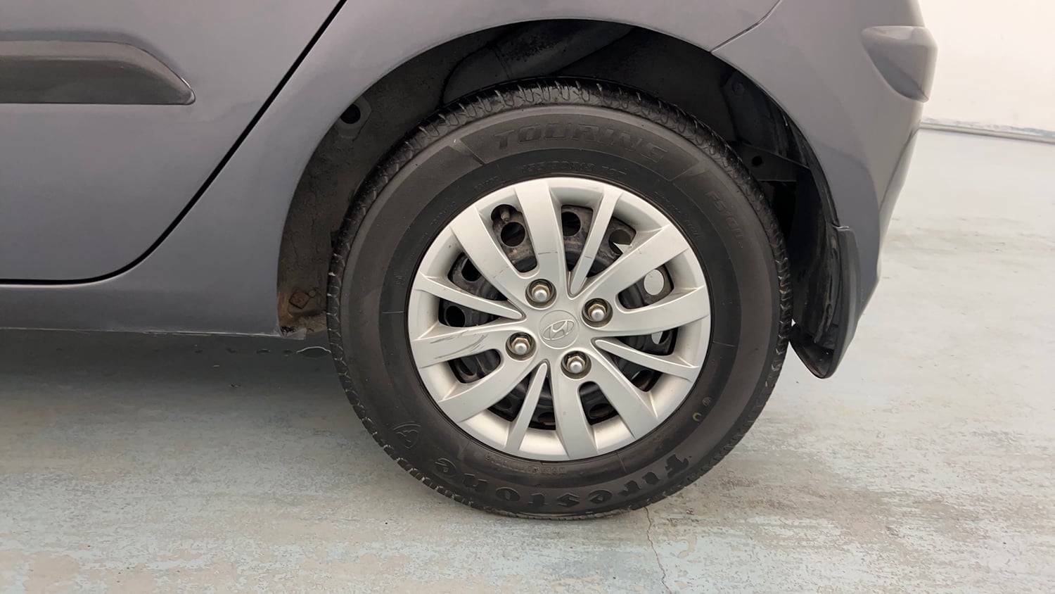 Used 2014 Hyundai i10 Sportz 1.1 iRDE2 Petrol Manual tyres LEFT REAR TYRE RIM VIEW