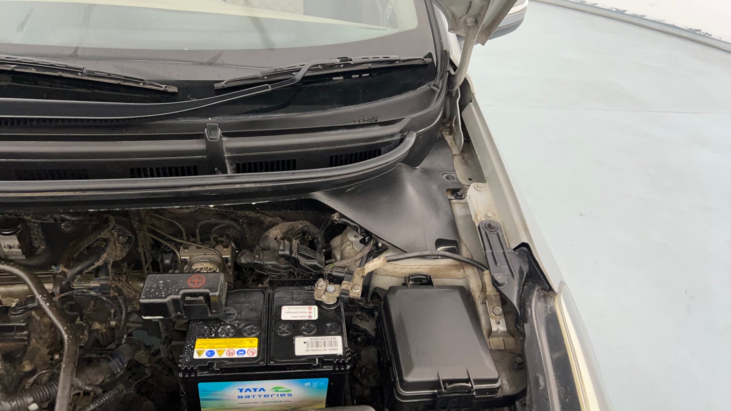 Used 2019 Hyundai Elite i20 Sportz Plus 1.2 Petrol Manual engine ENGINE LEFT SIDE HINGE & APRON VIEW