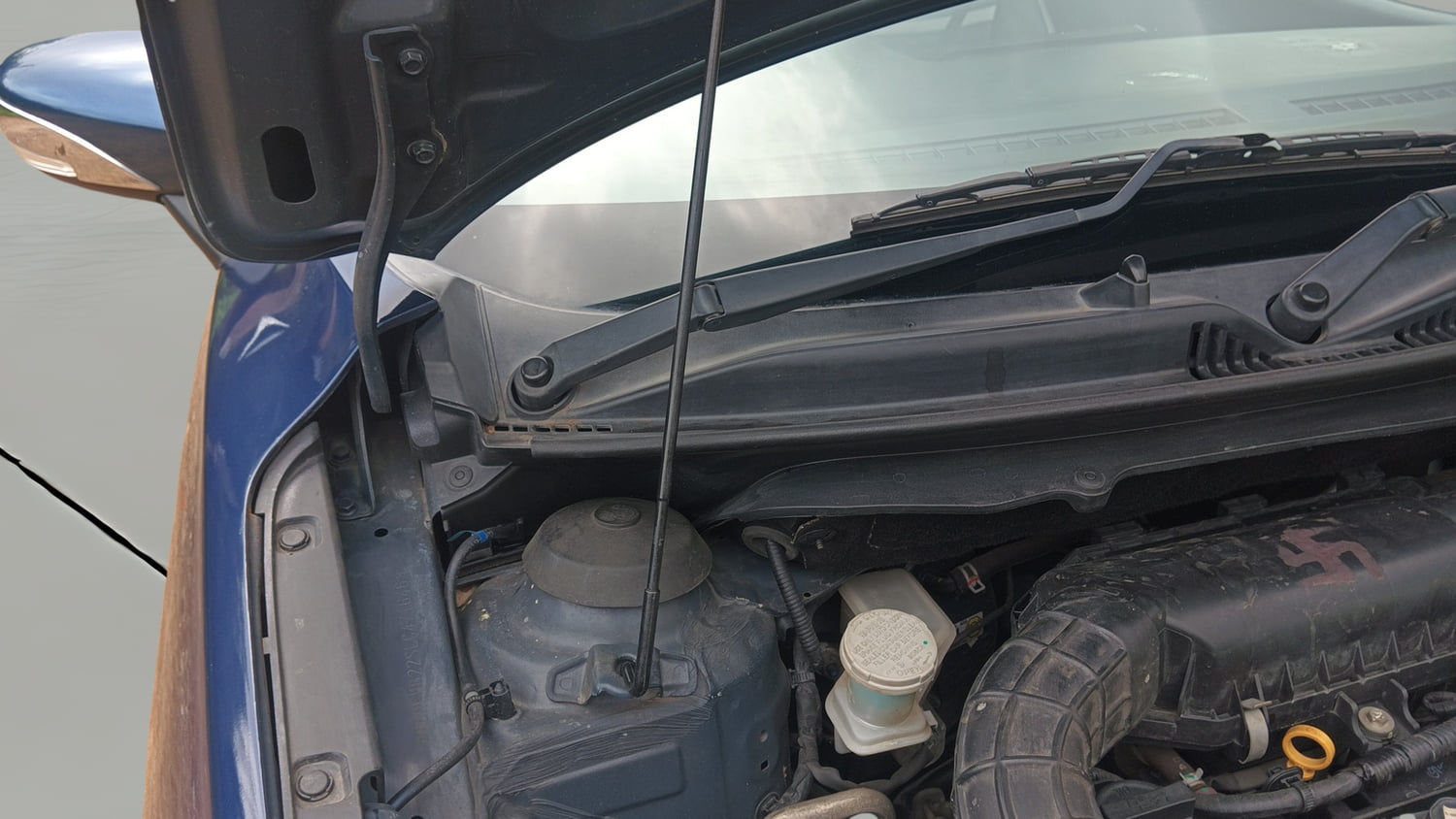 Used 2020 Maruti Suzuki Baleno Zeta Petrol Manual engine ENGINE RIGHT SIDE HINGE & APRON VIEW