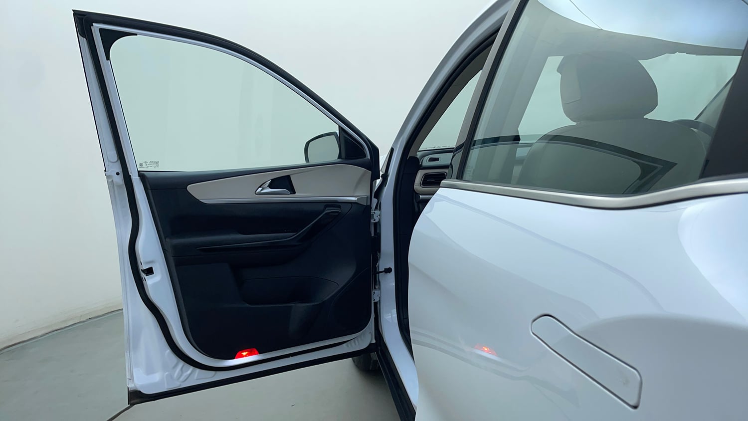 Used 2025 Mahindra XUV700 AX7 Petrol MT 7 STR Petrol Manual interior LEFT FRONT DOOR OPEN VIEW