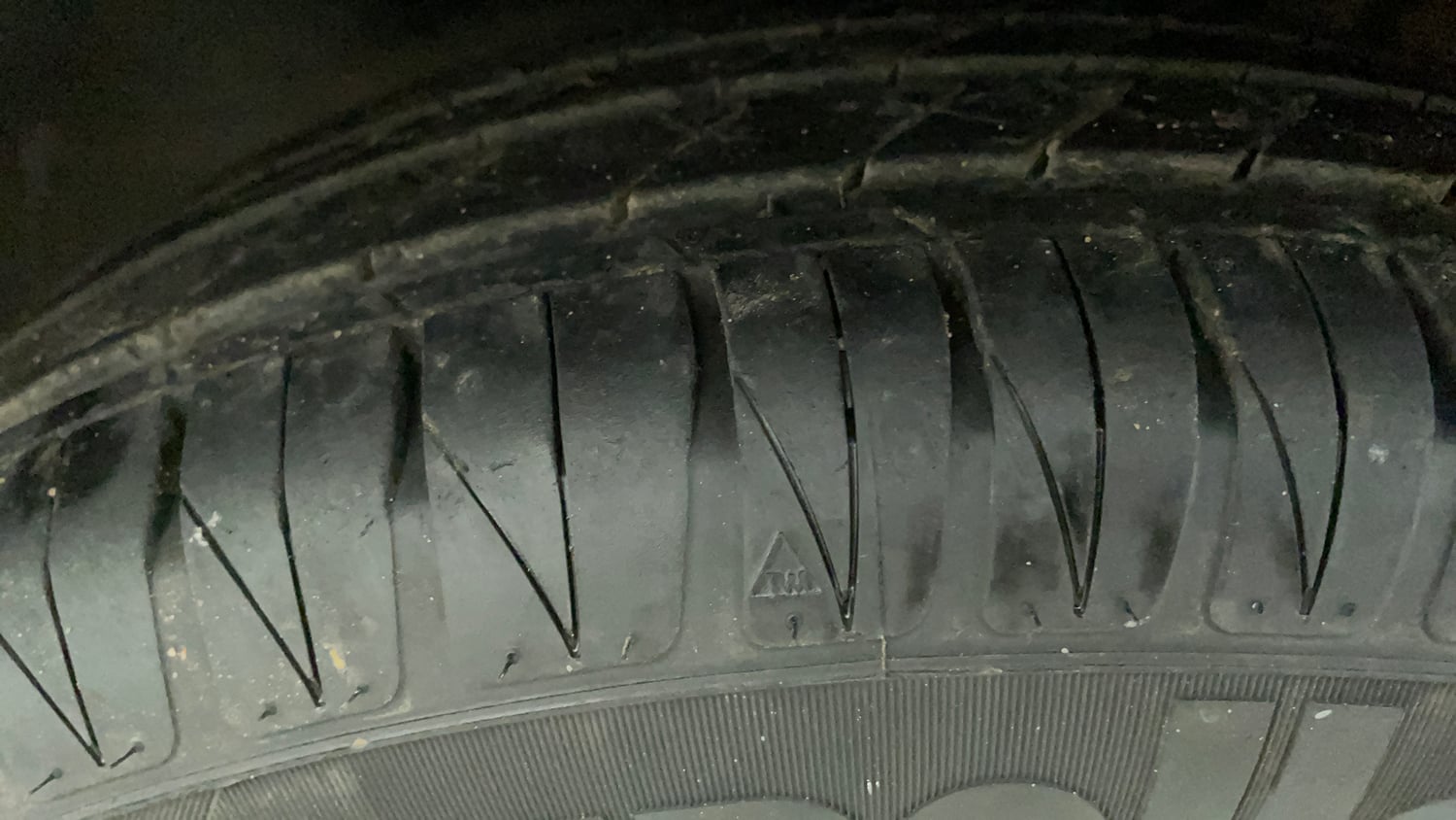 Used 2017 Maruti Suzuki Ignis Zeta 1.3 AMT Diesel Diesel Automatic tyres LEFT FRONT TYRE TREAD VIEW