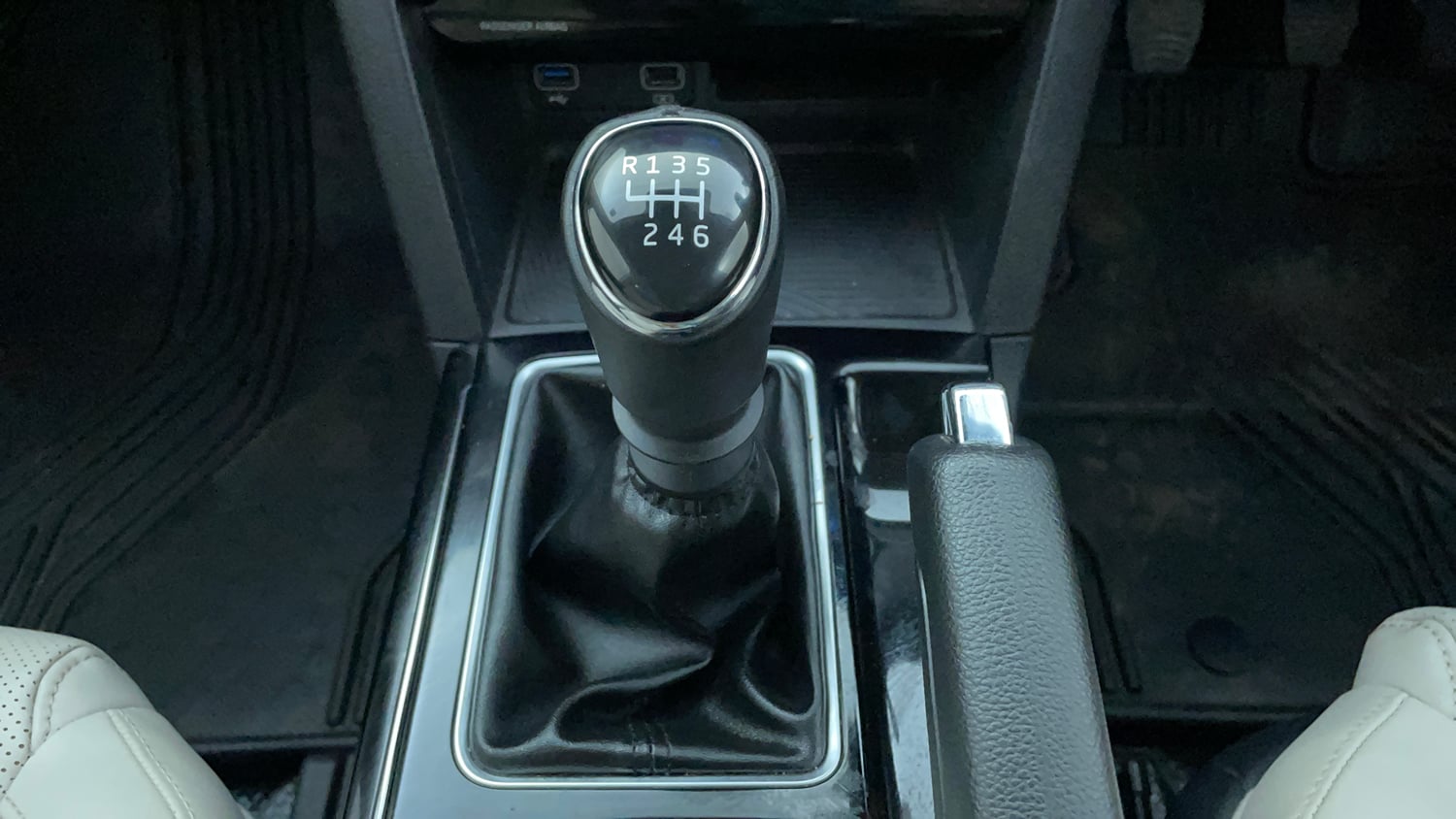 Used 2025 Mahindra XUV700 AX7 Petrol MT 7 STR Petrol Manual interior GEAR  KNOB VIEW