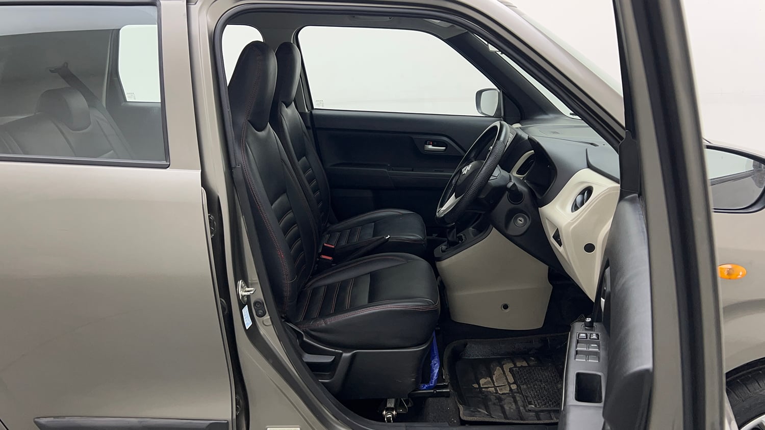 Used 2022 Maruti Suzuki Wagon R VXI 1.0 Petrol Manual interior RIGHT SIDE FRONT DOOR CABIN VIEW