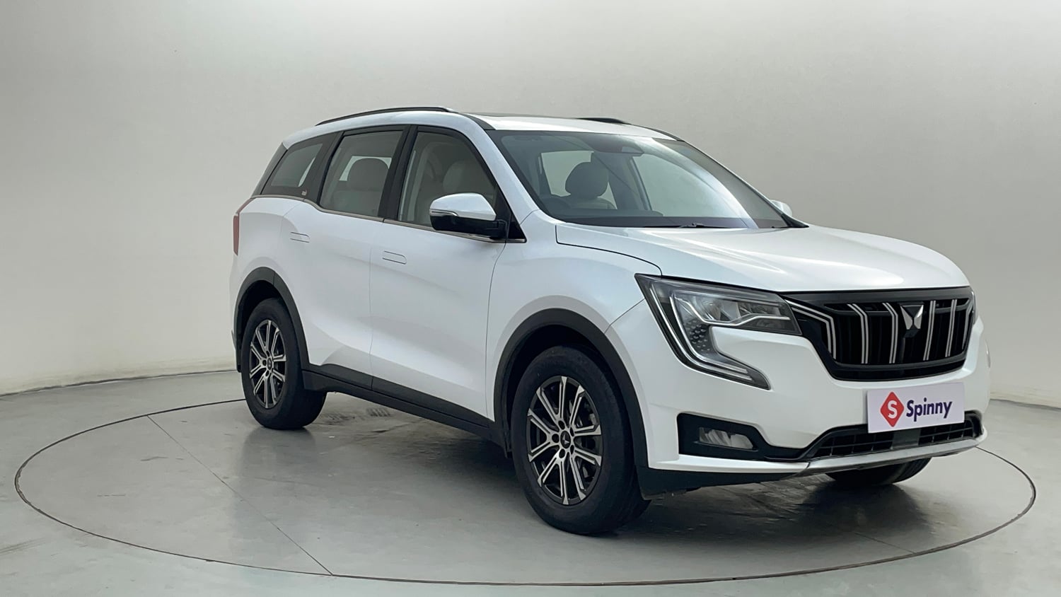 Used 2025 Mahindra XUV700 AX7 Petrol MT 7 STR Petrol Manual exterior RIGHT FRONT CORNER VIEW
