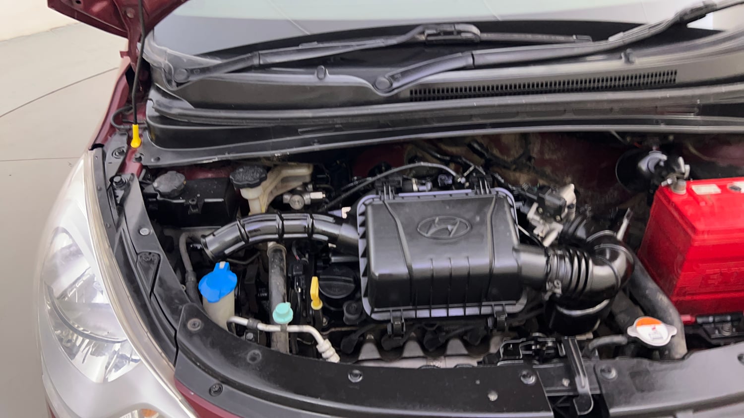 Used 2015 Hyundai i10 Magna 1.1 iRDE2 Petrol Manual engine ENGINE RIGHT SIDE HINGE & APRON VIEW