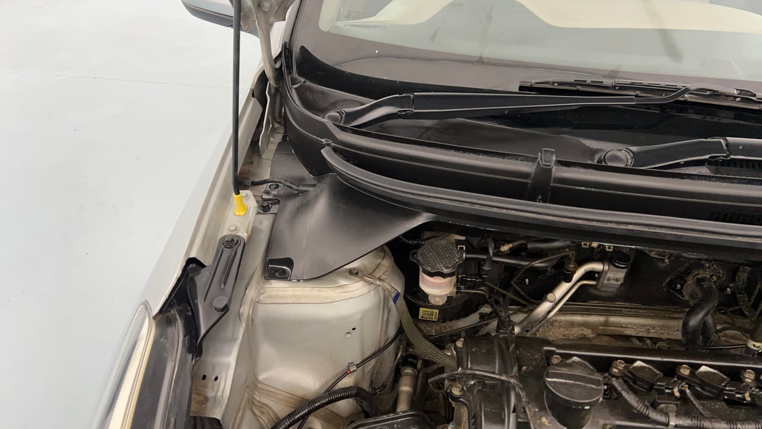 Used 2019 Hyundai Elite i20 Sportz Plus 1.2 Petrol Manual engine ENGINE RIGHT SIDE HINGE & APRON VIEW