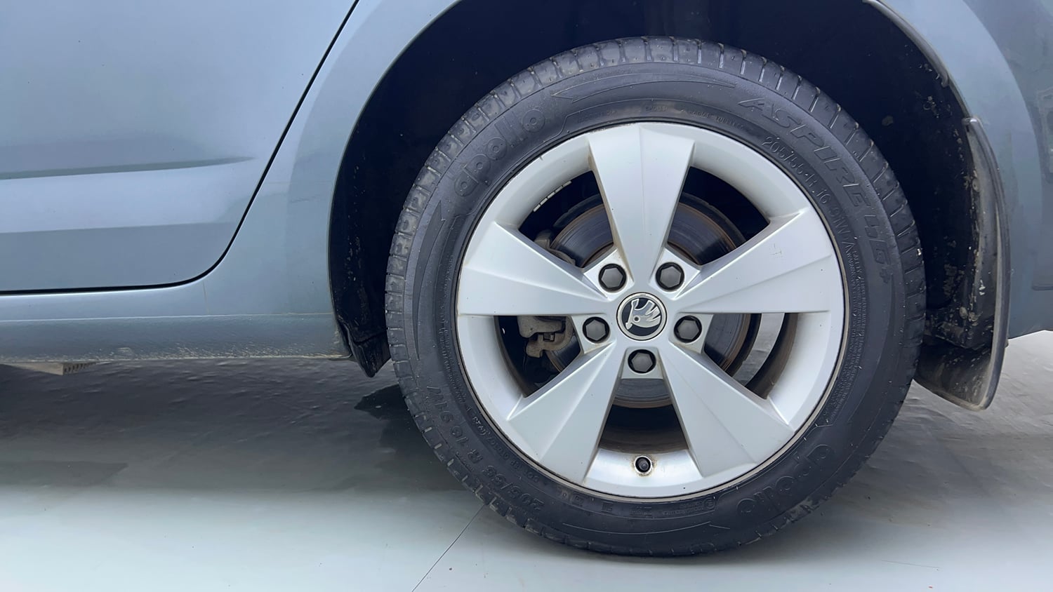 Used 2018 Skoda Octavia 1.8 TSI Style AT Petrol Automatic tyres LEFT REAR TYRE RIM VIEW