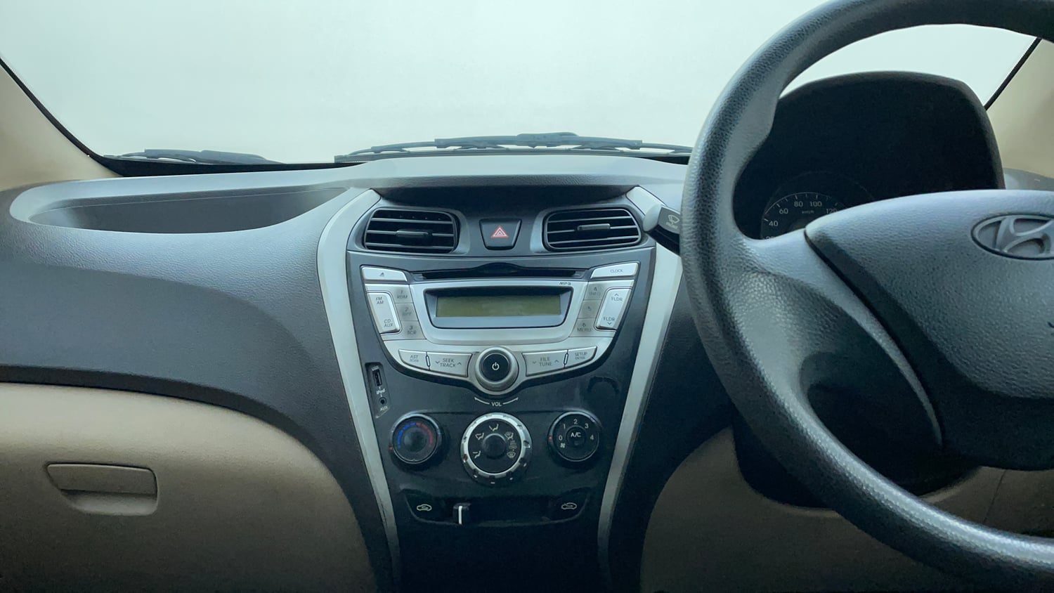 Used 2014 Hyundai Eon Era + Petrol Manual interior MUSIC SYSTEM & AC CONTROL VIEW