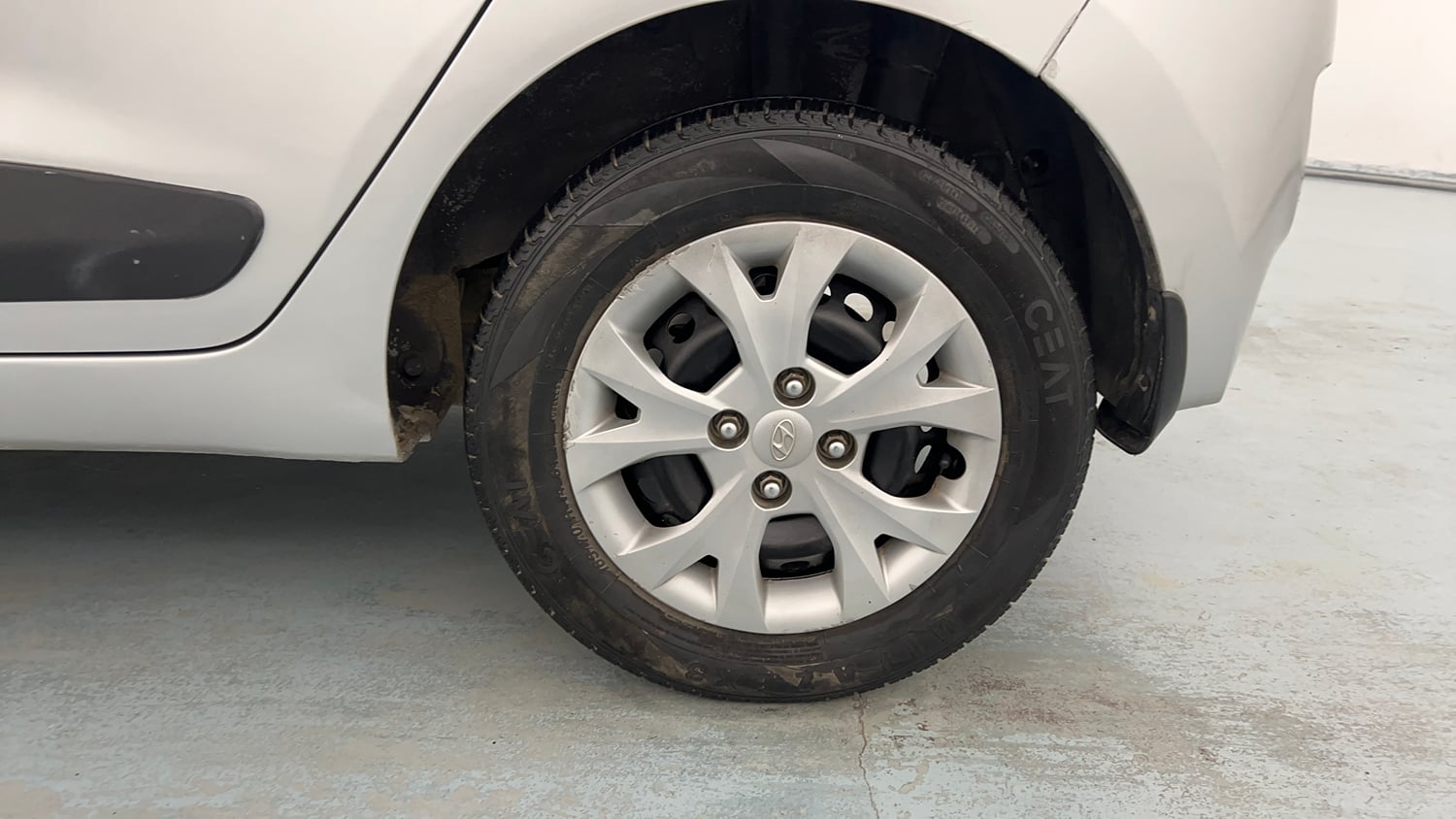 Used 2016 Hyundai Grand i10 Sportz 1.2 Kappa VTVT Petrol Manual tyres LEFT REAR TYRE RIM VIEW