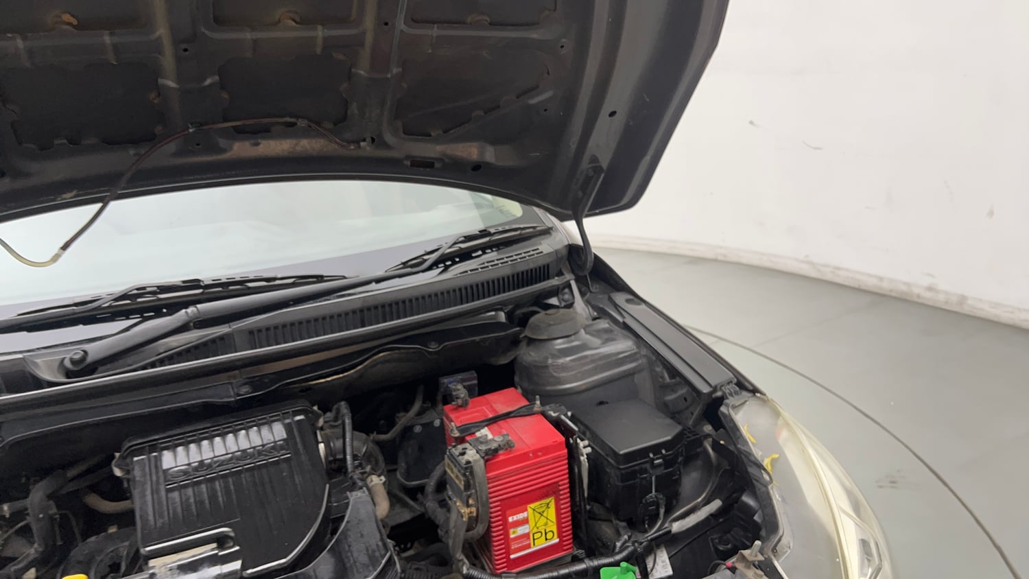 Used 2017 Maruti Suzuki Ciaz Alpha 1.4 MT Petrol Manual engine ENGINE LEFT SIDE HINGE & APRON VIEW