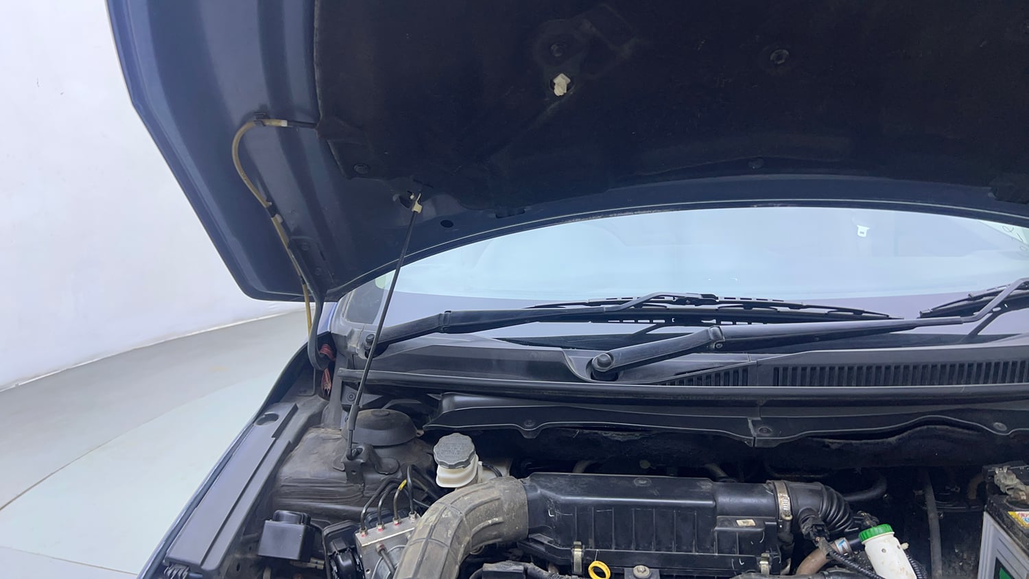 Used 2021 Maruti Suzuki Ciaz Zeta 1.5 AT Petrol Automatic engine ENGINE RIGHT SIDE HINGE & APRON VIEW