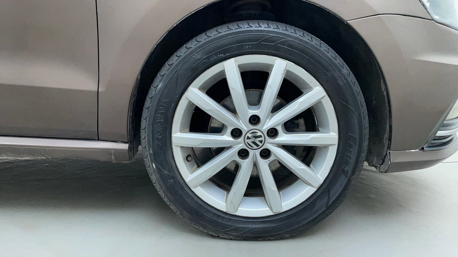 Used 2018 Volkswagen Ameo Highline 1.5L AT Diesel Automatic tyres RIGHT FRONT TYRE RIM VIEW