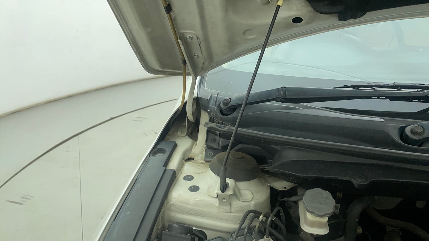 Used 2018 Maruti Suzuki Ciaz Delta 1.4 AT Petrol Automatic engine ENGINE RIGHT SIDE HINGE & APRON VIEW