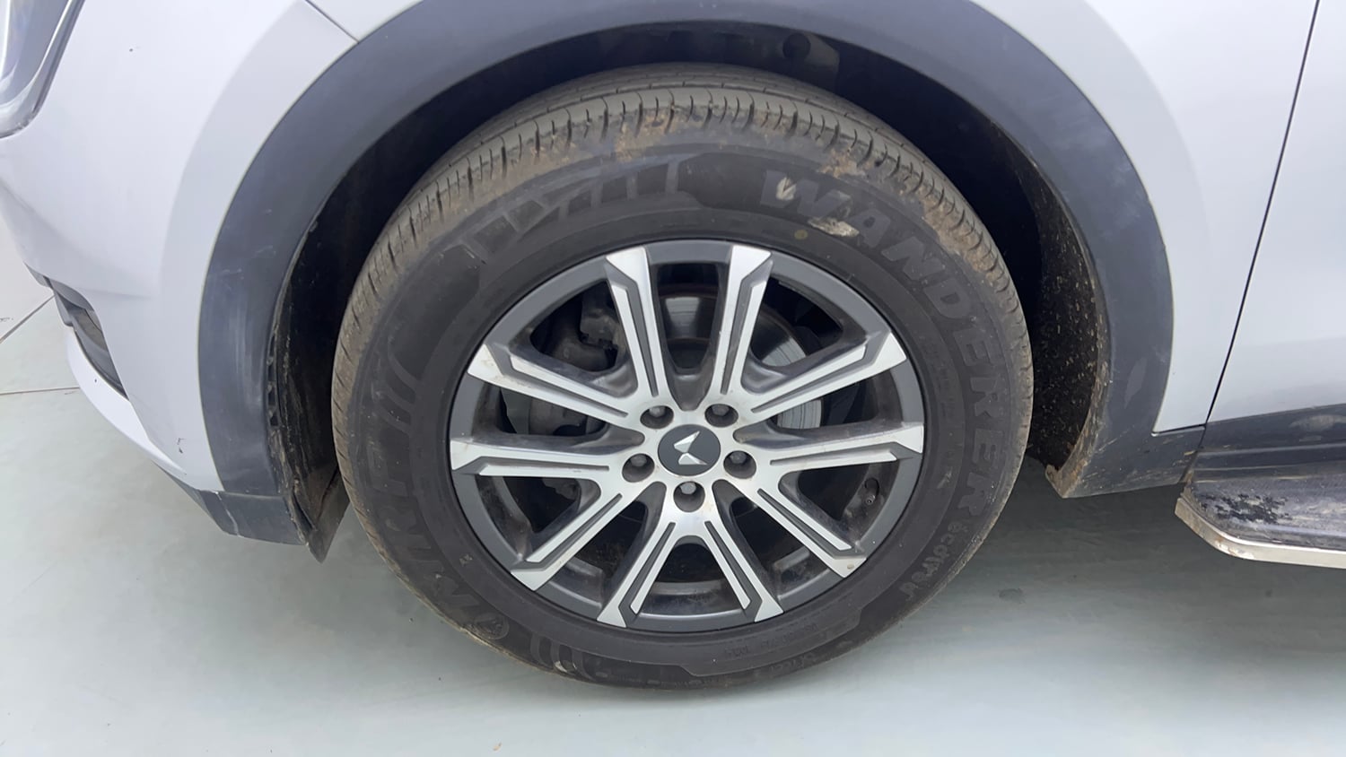 Used 2024 Mahindra XUV700 AX 7 Petrol AT Luxury Pack 7 STR Petrol Automatic tyres LEFT FRONT TYRE RIM VIEW
