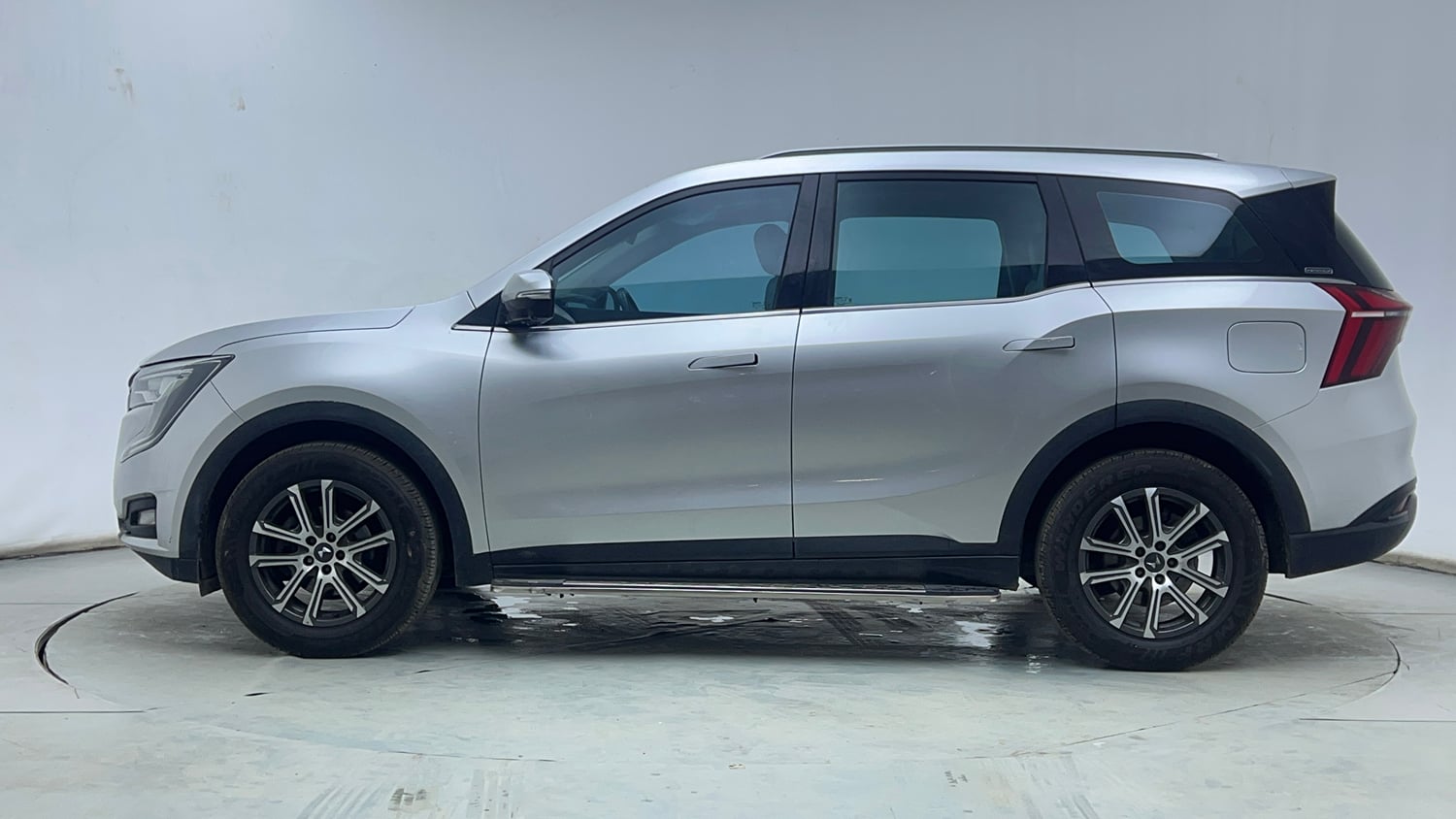 Used 2024 Mahindra XUV700 AX 7 Petrol AT Luxury Pack 7 STR Petrol Automatic exterior LEFT SIDE VIEW