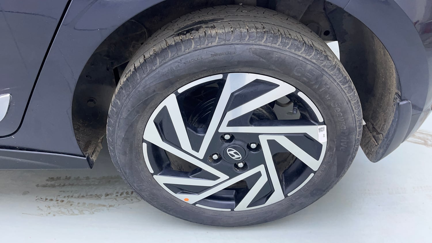 Used 2024 Hyundai New i20 Asta (O) 1.2 MT Petrol Manual tyres LEFT REAR TYRE RIM VIEW
