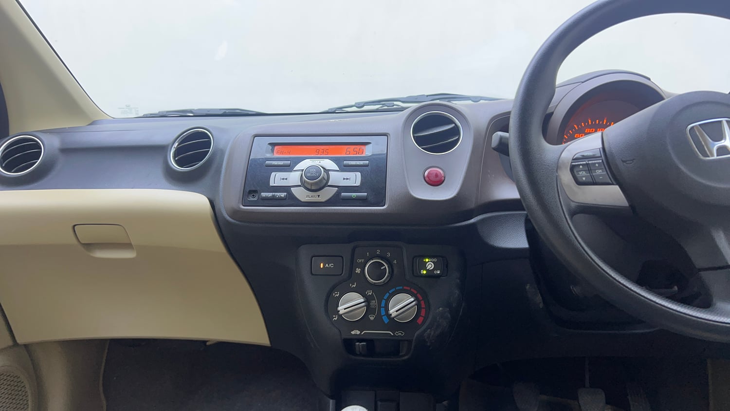 Used 2014 Honda Amaze 1.2 S i-VTEC CNG (Outside Fitted) Cng Manual interior MUSIC SYSTEM & AC CONTROL VIEW