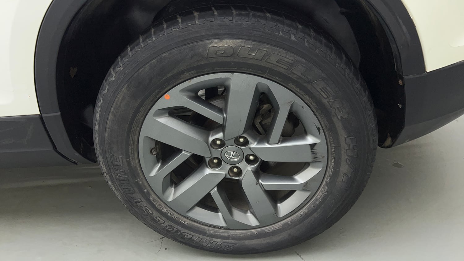 Used 2022 Tata Safari XTA Plus Diesel Automatic tyres LEFT REAR TYRE RIM VIEW