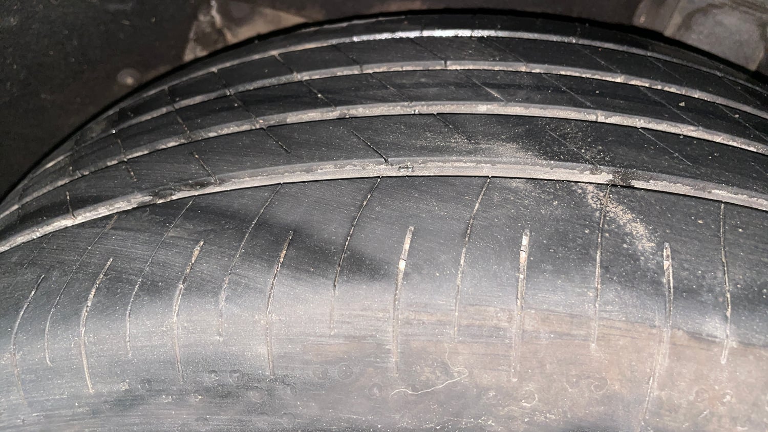 Used 2025 Mahindra XUV700 AX7 Petrol MT 7 STR Petrol Manual tyres LEFT REAR TYRE TREAD VIEW