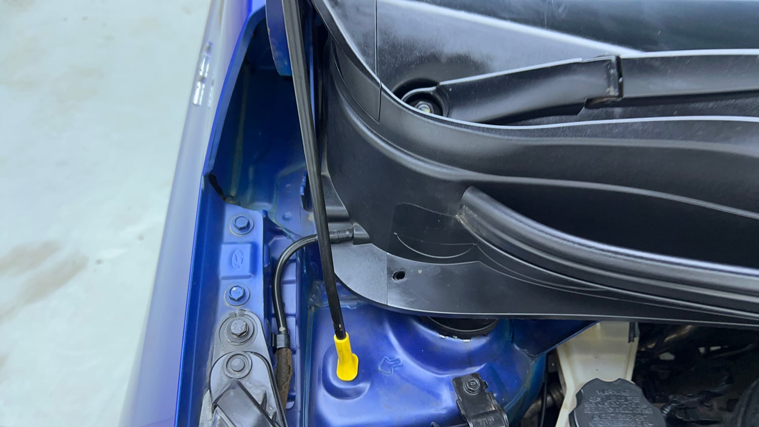 Used 2015 Hyundai Xcent S 1.2 (O) Petrol Manual engine ENGINE RIGHT SIDE HINGE & APRON VIEW