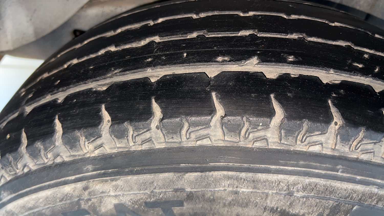 Used 2019 Mahindra TUV300 T4 Plus Diesel Manual tyres RIGHT REAR TYRE TREAD VIEW