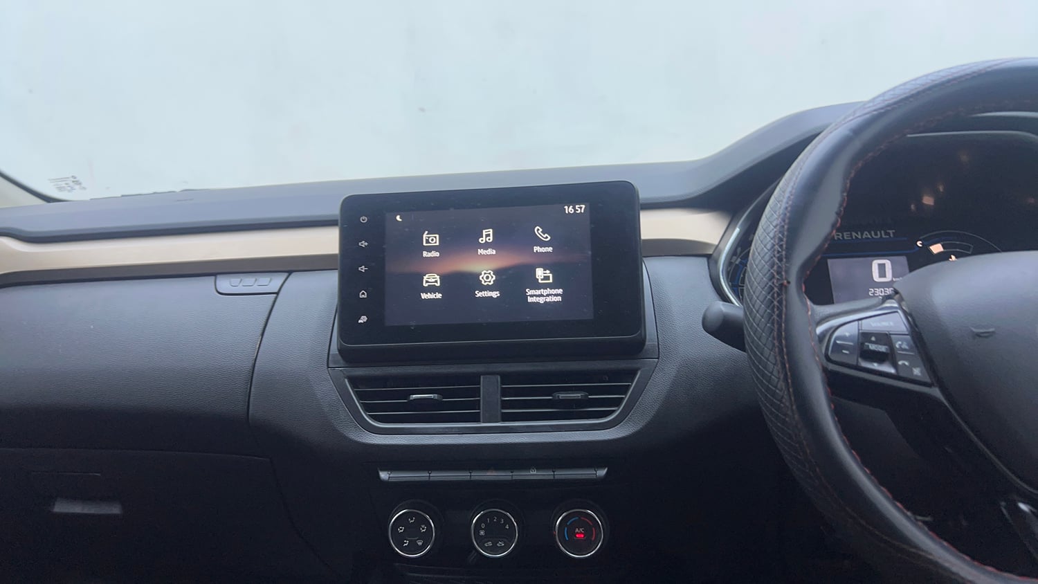 Used 2021 Renault Kiger RXT (O) MT Dual Tone Petrol Manual interior MUSIC SYSTEM & AC CONTROL VIEW
